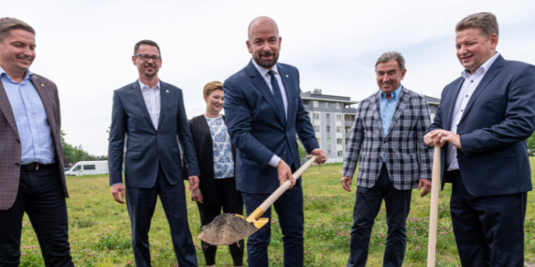 Jacek Sutryk wbija pierwszą łopatę pod budowę Aquaparku na Zakrzowie