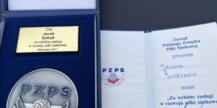 Jacek Sutryk z medalem za „wybitne zasługi w rozwoju piłki siatkowej”. Kontrowersje w środowisku sportowym