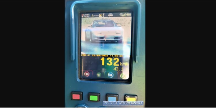 Był tak zdenerwowany, że „nie zapanował” nad pedałem gazu. Pirat drogowy pędził Legnicką 132 km/h!