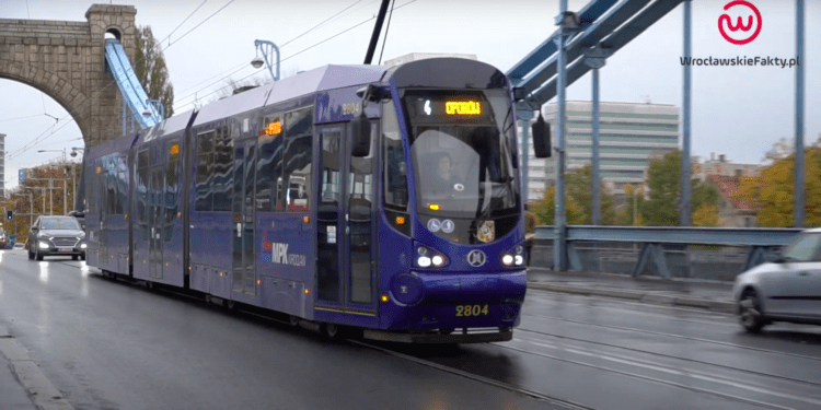 Zastanawiasz się jak będą kursowały autobusy i tramwaje w okresie noworocznym? Przychodzimy z odpowiedzią. Najważniejsze informacje.