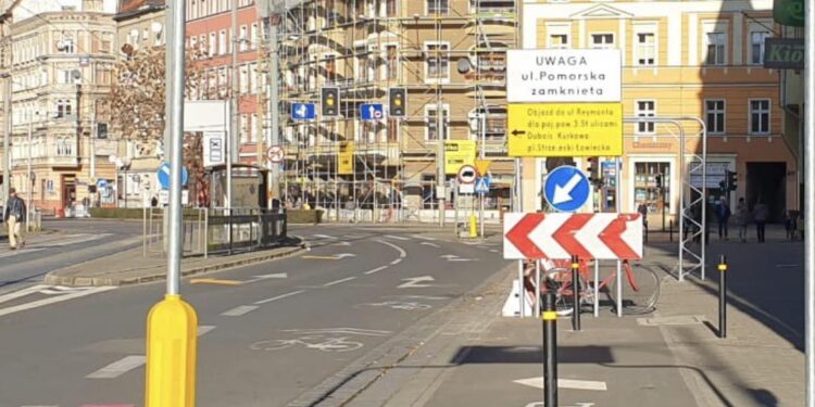 Dlaczego rowerzyści muszą jechać po ulicy mając obok ścieżkę? Miasto tłumaczy sytuację [SPRAWDŹ]