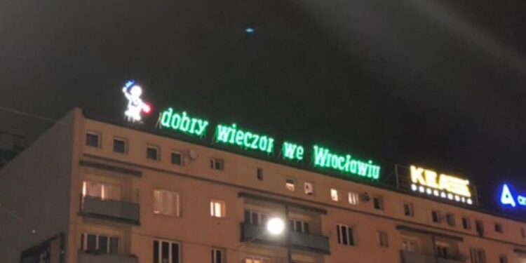 „Dobry wieczór we Wrocławiu”! Neonowy Pan już od 60 lat wita podróżnych w stolicy Dolnego Śląska