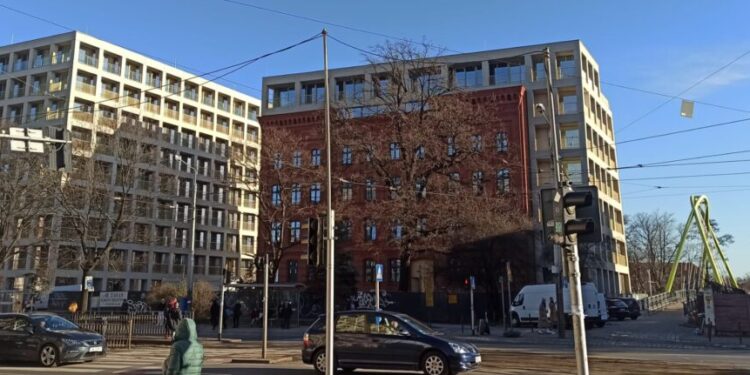 Architektura zabytkowo-nowoczesna wersja Wrocław. Przedziwny budynek powstaje na Drobnera