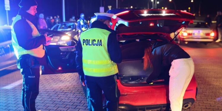 Nielegalne wyścigi, narkotyki i pościg policyjny. Akcja wrocławskich policjantów zakończona powodzeniem