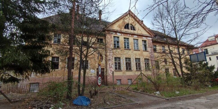 Dawne kasyno oficerskie we Wrocławiu idzie na sprzedaż. Jest jednak jedno „ale”