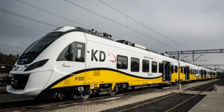 BIELANY WROCŁAWSKIE: Samochód osobowy wjechał pod pociąg Kolei Dolnośląskich