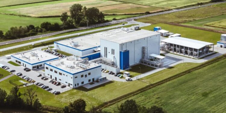 Zasili rocznie 500 tys. baterii do samochodów elektrycznych. GTHR Poland rozpoczyna produkcję masową