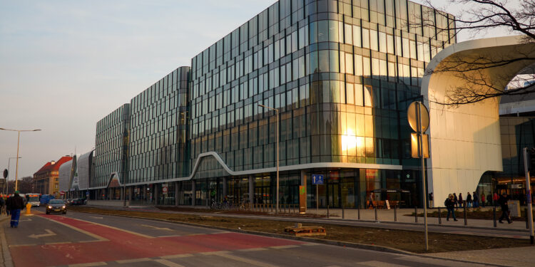 WROCŁAW: Samochód wjechał na czerwonym świetle na skrzyżowanie! Wypadek w pobliżu Wroclavii