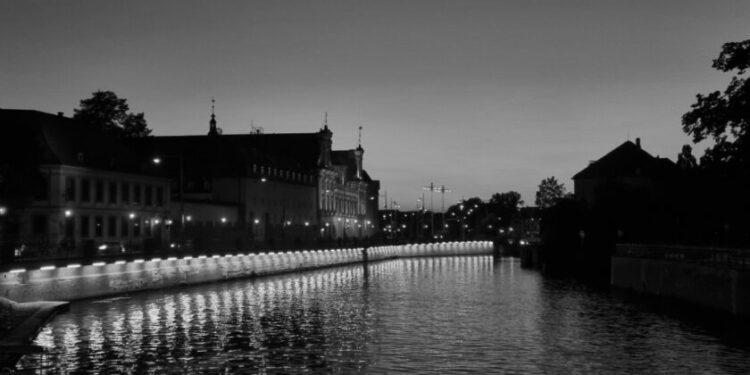 O krok od tragedii we Wrocławiu! Mężczyzna tonął w Odrze