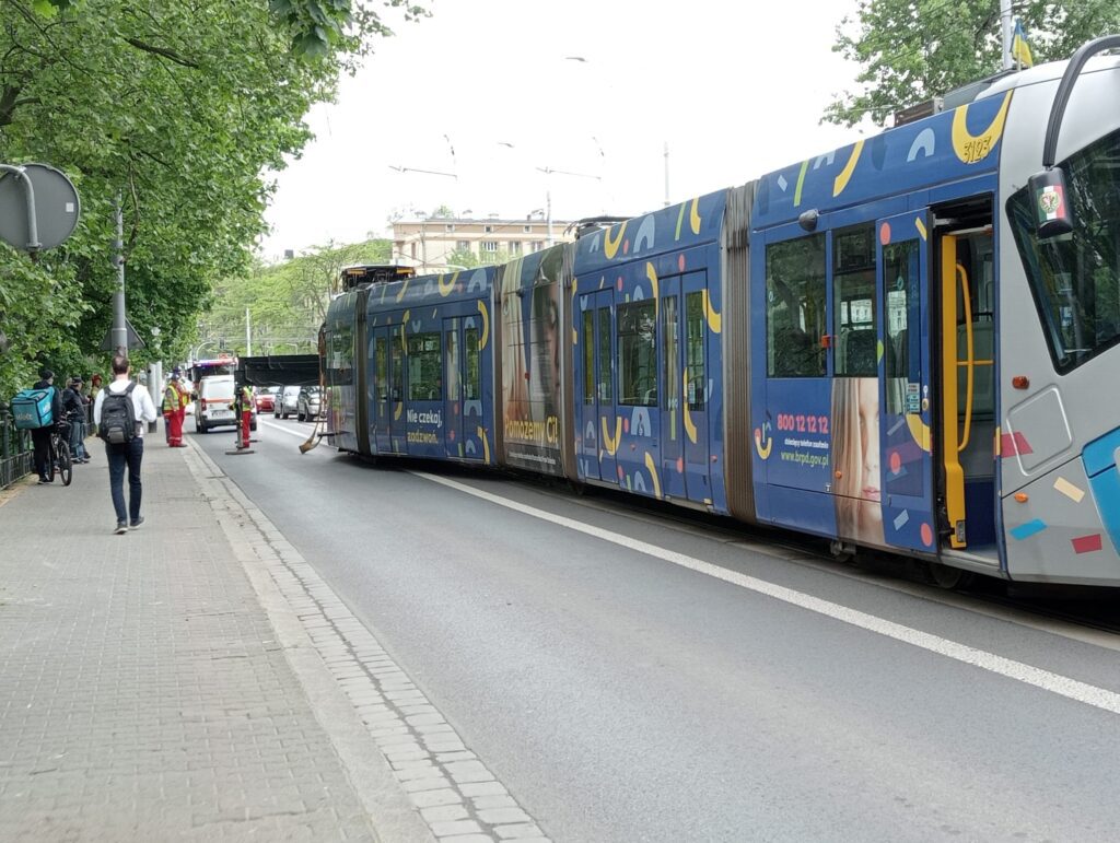 Wykolejenie W Rejonie Placu Orląt Lwowskich Wielkie Zmiany W Ruchu Tramwajowym ZdjĘcia 2091