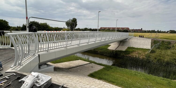 Kładka łącząca Muchobór Mały i Wielki coraz bliżej ukończenia – prace potrwają jeszcze tylko kilka dni!