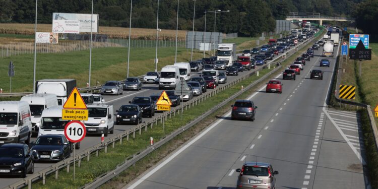 Tir wjechał w barierki! Gigantyczny korek pod samym Wrocławiem