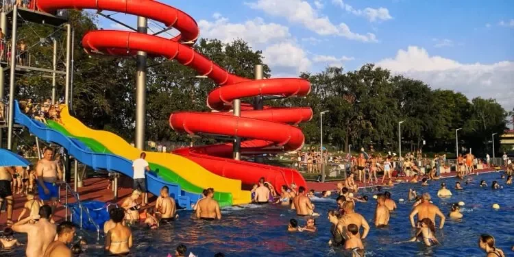 Wypoczynek nad wodą jest bardzo przyjemny, szczególnie w upalne dni. Co zrobić, aby spędzać czas wolny bezpiecznie?
