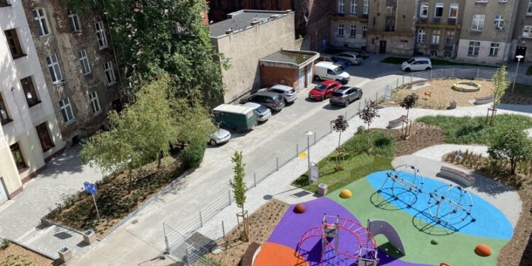 Kolorowe place zabaw rozświetliły szare blokowiska. Zobaczcie zdjęcia!